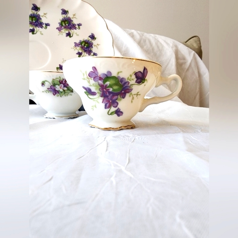 Vintage Set of (2) Purple Violet Fine Porcelain Shell Shaped Plates w. Teacups - Picture 3 of 11